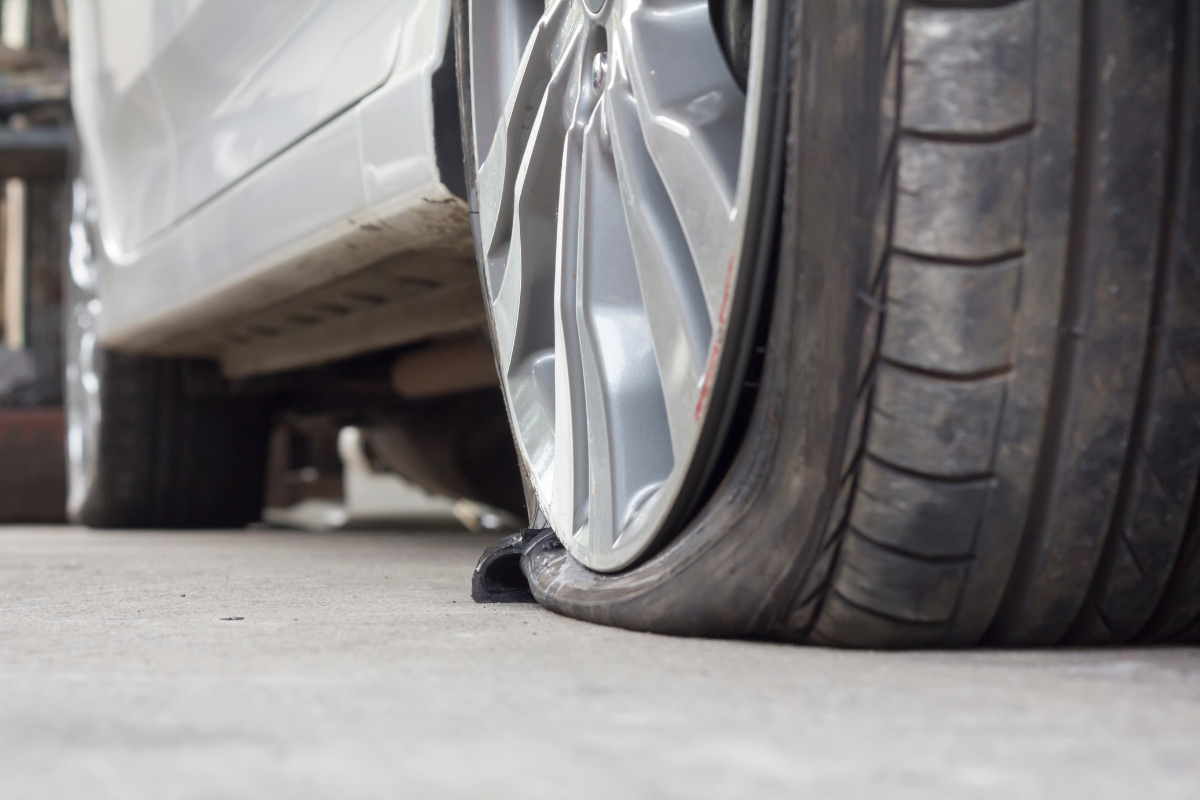 Réparation de pneus sur autoroute, aide rapide de l&#39;équipe de service de pneus mobile non-stop de Frank Automentő