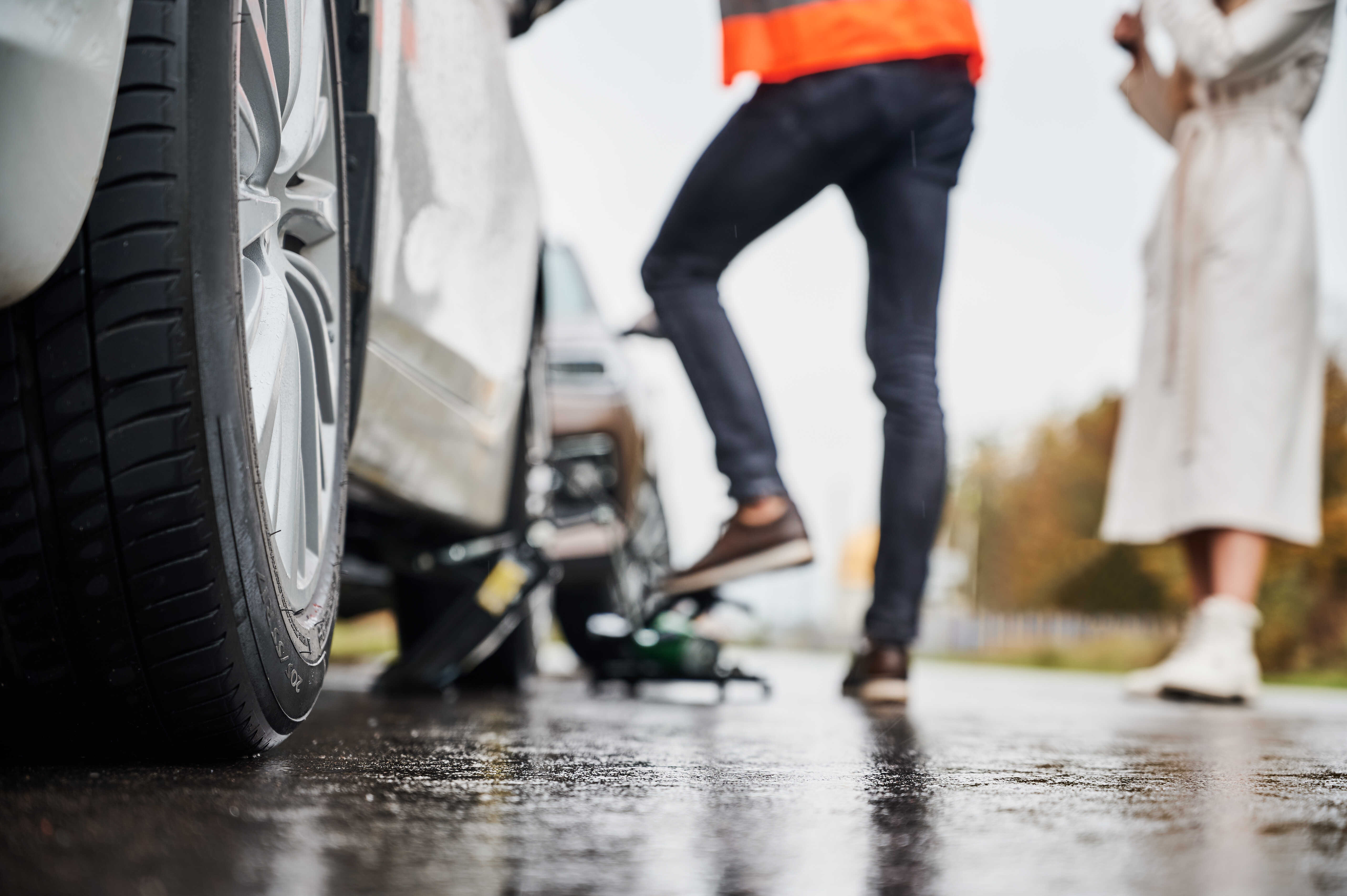 Mobile tire service and on-site tire centering